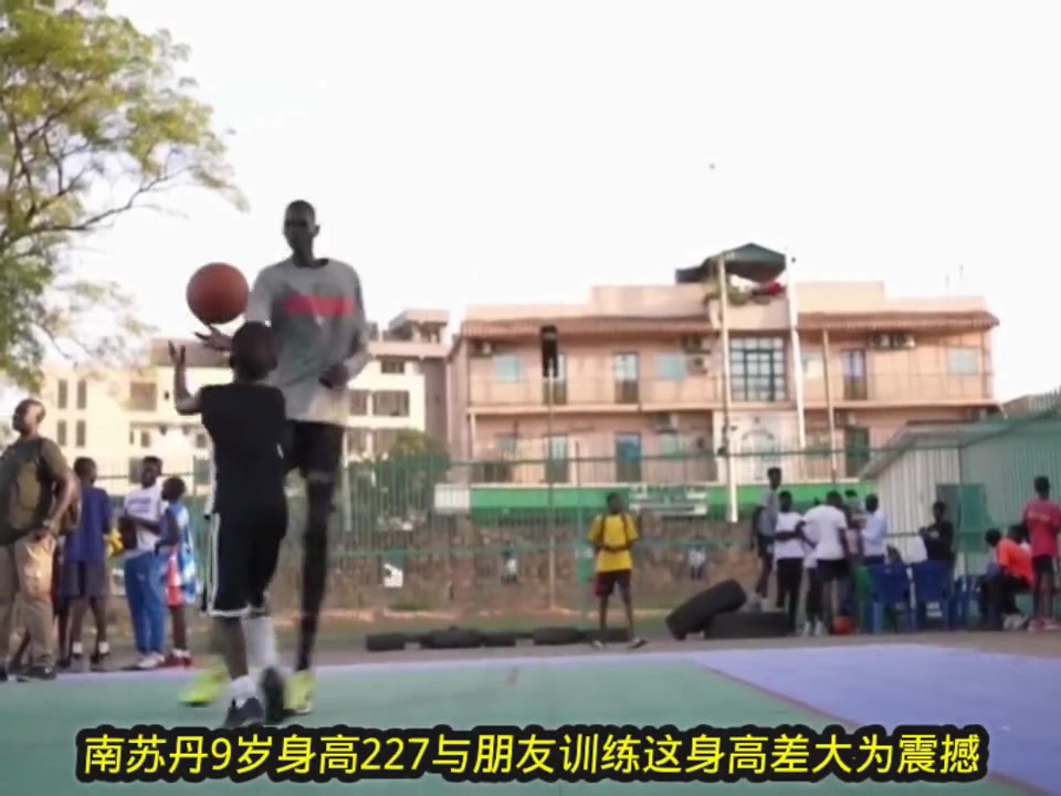 南苏丹洛尔邓篮球协会一名9岁孩子身高227与朋友训练