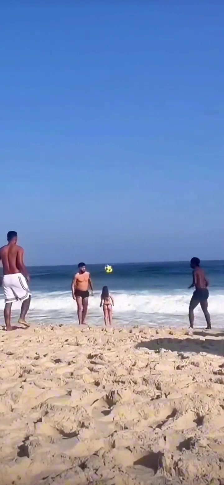 小熊享受阳光沙滩海浪足球