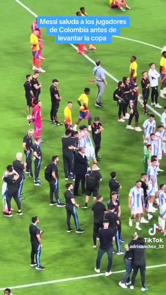 梅西在美洲杯颁奖典礼前慰问哥伦比亚球员